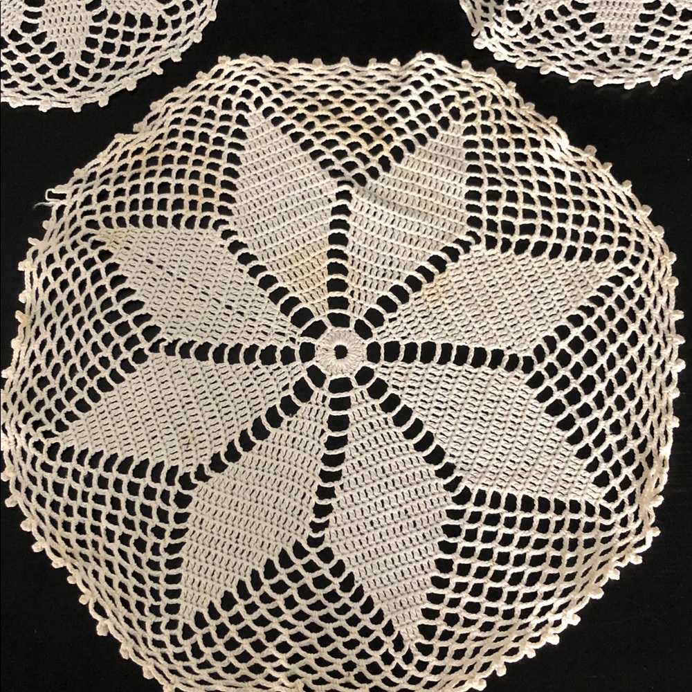 BUNDLE OF THREE VINTAGE CROCHET DOILIES - Picture 6 of 11